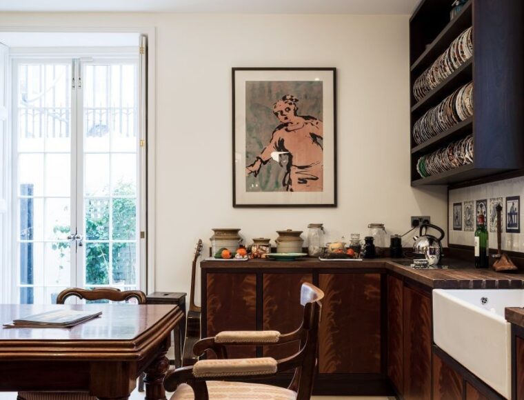 the traditional kitchen and dining room area of a central london property sourced by a london buying agent
